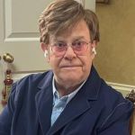Elton John é hospitalizado após acidente doméstico