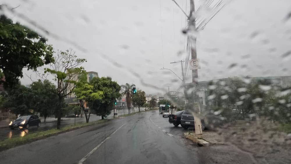 Defesa Civil de BH renova alerta de chuva de até 50 milímetros nesta segunda