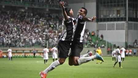 Em 2013, Galo goleou São Paulo com show de Jô e Ronaldinho