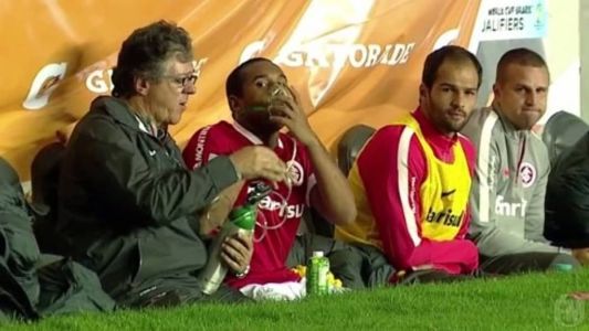 Em 2015, o meia Anderson precisou de máscara de oxigênio à beira do gramado