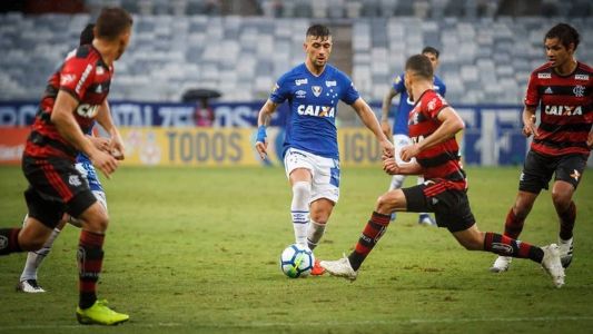 Em 2018, Arrascaeta defendeu o Cruzeiro em duelo com o Flamengo, no Mineirão