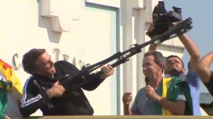 Em 2018, em comício em Rio Branco, Bolsonaro falou em 'fuzilar a petralhada do Acre'
