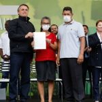 Bolsonaro relembra entrega de títulos de terra para mulheres