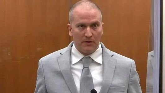 Em 25 de maio de 2020, Chauvin permaneceu ajoelhado sobre o pescoço de Floyd por quase dez minutos