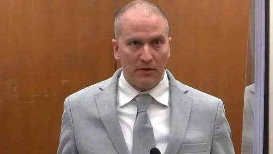 Em 25 de maio de 2020, Chauvin permaneceu ajoelhado sobre o pescoço de Floyd por quase dez minutos