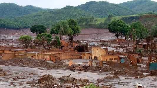 Em 5 de novembro de 2015 a barragem do Fundão colapsou despejando 40 milhões de metros cúbicos de rejeitos tóxicos
