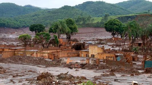 Em 5 de novembro de 2015 a barragem do Fundão colapsou despejando 40 milhões de metros cúbicos de rejeitos tóxicos