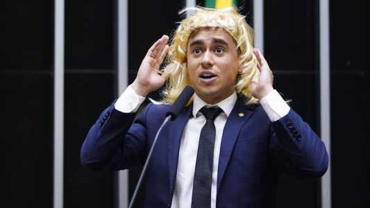 Em 8 de maço, Nikolas Ferreira colocou peruca loira para discursar no plenário da Câmara