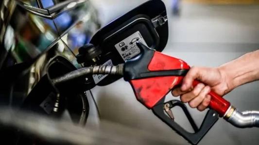 Em abril, a média nacional do preço da gasolina comum ficou em R$ 5,57