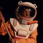 Ator Helder Carneiro comemora 50 anos de carreira com peça 'Astronauta'
