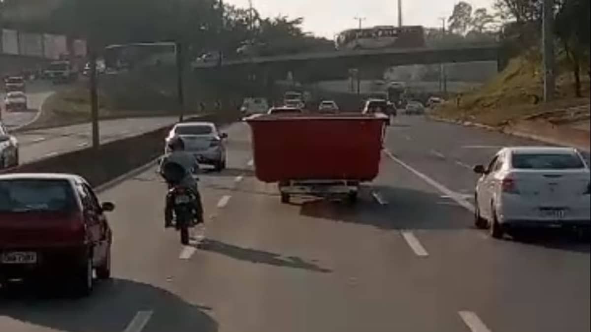 Vídeo: caminhonete transporta piscina na rodovia Fernão Dias e chama a atenção de motoristas  