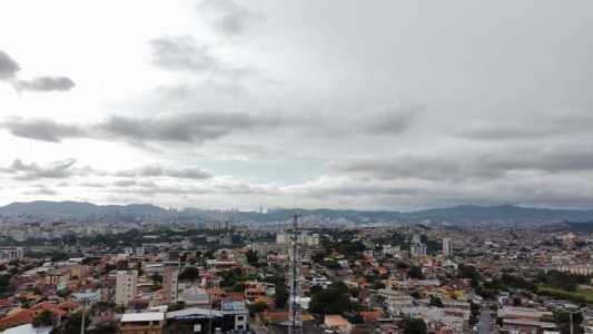 Em Belo Horizonte, a previsão é de céu parcialmente nublado com pancadas de chuva e trovoadas isoladas