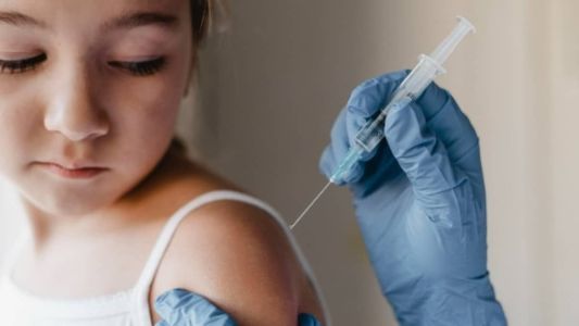 Em Belo Horizonte, crianças com menos de 4 anos voltam a receber a vacina contra a Covid-19 nesta segunda-feira