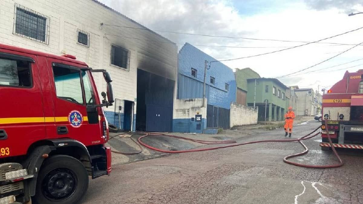 Dois incêndios mobilizam bombeiros na Grande BH e possibilidade de material explosivo preocupa militares