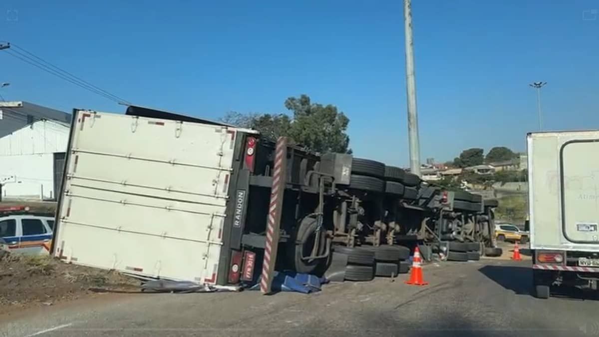 Carreta tomba e congestiona trânsito no Anel Rodoviário