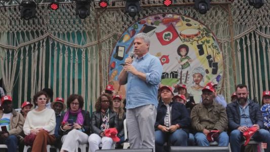 Em feira do MST, Paulo Teixeira anuncia programa de reforma agrária e critica Campos Neto.