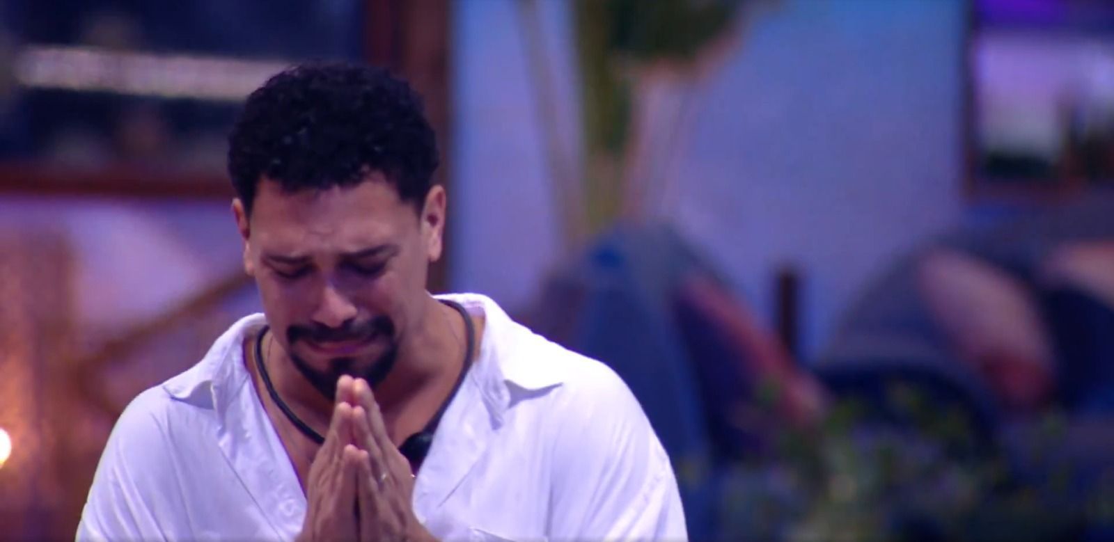 Em festa surpresa no BBB 25, Vinícius chora e revela trauma de infância
