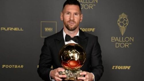 Em foto histórica, Messi posa para foto com sua oitava Bola de Ouro na carreira