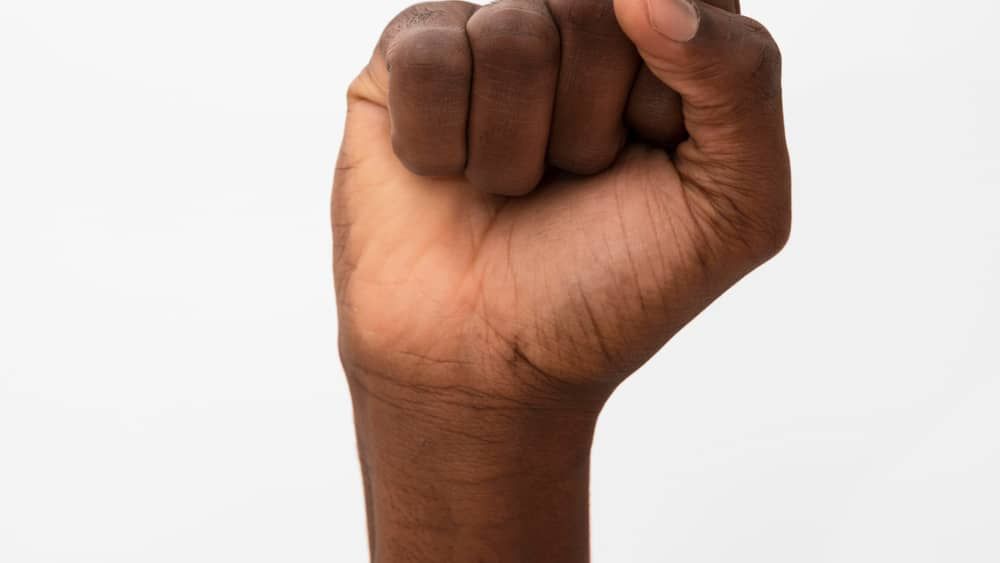 Vigia vítima de racismo no trabalho por usar cabelo 'black power' deve receber indenização de R$ 3 mil