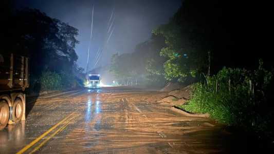Em Jaguaraçu, na BR-381, uma faixa foi liberada no início da manhã deste domingo (8), na altura do Km 288