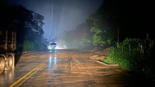 Em Jaguaraçu, na BR-381, uma faixa foi liberada no início da manhã deste domingo (8), na altura do Km 288