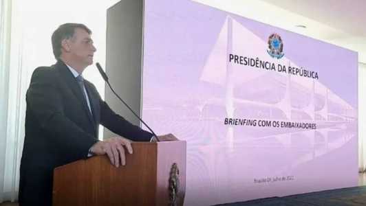Em julho do ano passado, Bolsonaro se reuniu com embaixadores para criticar urnas eletrônicas
