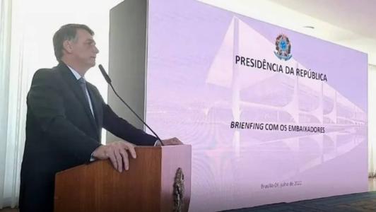 Em julho do ano passado, Bolsonaro se reuniu com embaixadores para criticar urnas eletrônicas