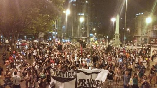 Em junho de 2013, milhares de manifestantes protestaram contra reajuste das passagens de ônibus