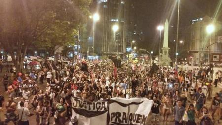 Em junho de 2013, milhares de manifestantes protestaram contra reajuste das passagens de ônibus