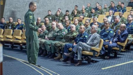 Militares do Exército, Marinha e Forças Aéreas participam de exercício militar na região amazônica