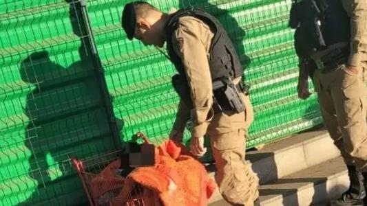 Em meio ao frio, menino estava envolto a um cobertor, dentro de um carrinho de supermercado