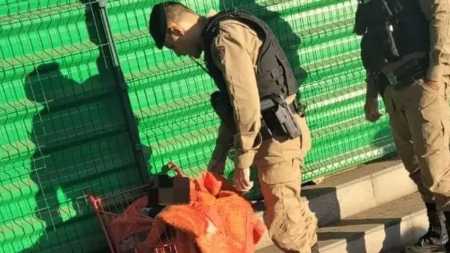 Em meio ao frio, menino estava envolto a um cobertor, dentro de um carrinho de supermercado