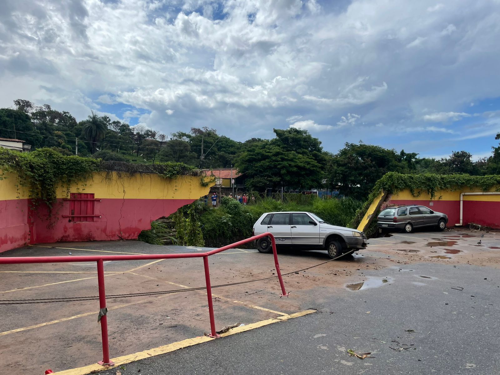 Moradores se revoltam após alagamentos no Barreiro: 'Tragédia anunciada'