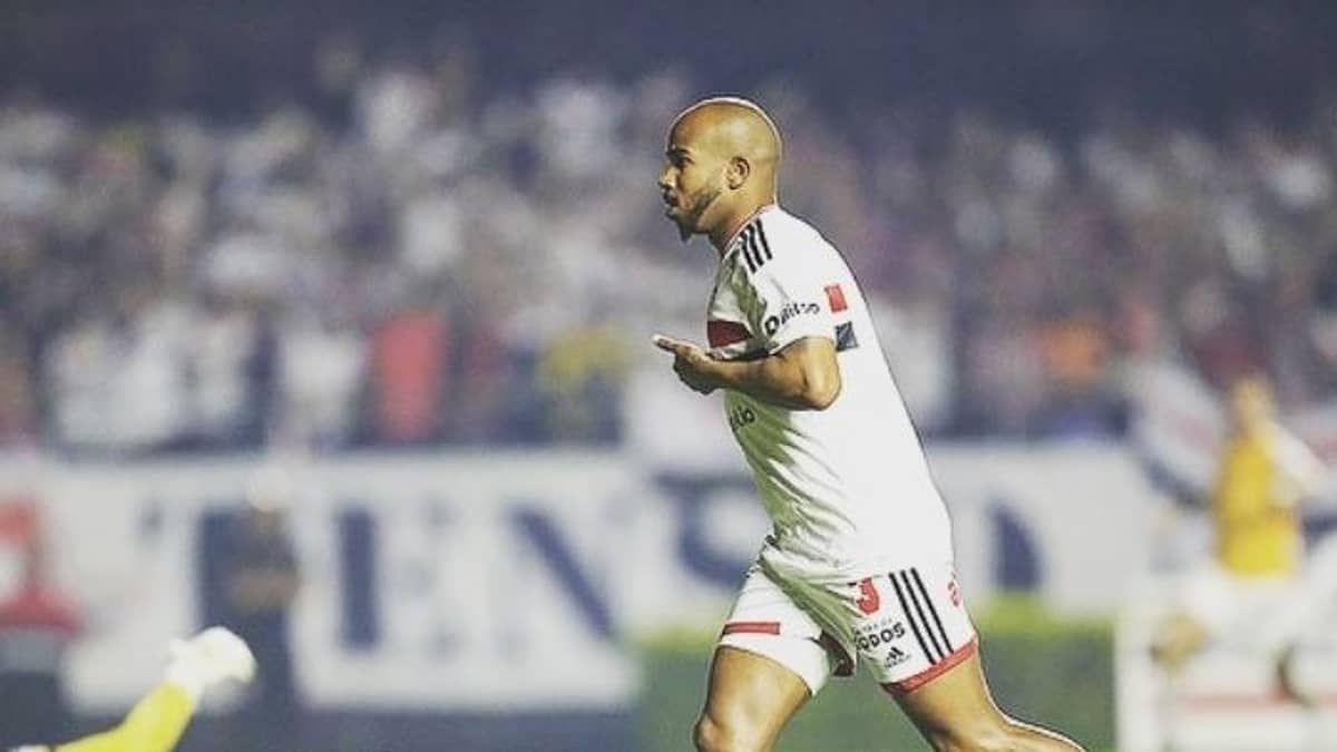 Sem martelo batido com o Atlético, meia Patrick se reapresenta ao São Paulo