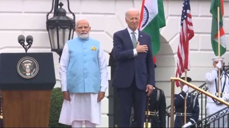 Em nova gafe, Biden coloca a mão no peito e depois retira durante hino indiano; veja vídeo.