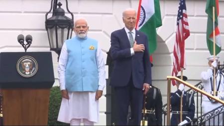 Em nova gafe, Biden coloca a mão no peito e depois retira durante hino indiano; veja vídeo.