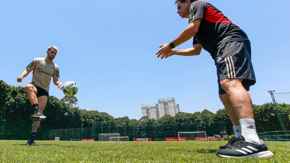 Em recuperação, Calleri treina no gramado do São Paulo