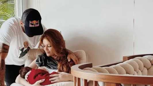 Cintia Dicker ao lado de Pedro Scooby, com a filha Aurora, já em casa, no início de janeiro