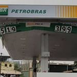Reajuste da gasolina anunciado pela Petrobras já reflete em postos de BH, e preço do litro supera R$ 5