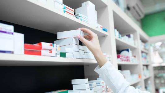Uma revisão do regulamento, em 2021, o FDA entendeu que a flexibilização das restrições seria um movimento estratégico para diminuir a sobrecarga do sistema de saúde