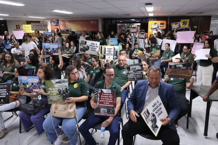Servidores da Emater e alunos do Estadual Central na Assembleia nesta quarta-feira (29)