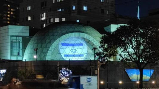 Embaixada de Israel na China é iluminada com a bandeira do país