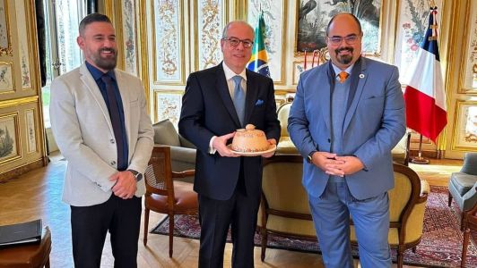 Embaixador brasileiro na França recebeu queijeira de cerâmica feita por artesãs mineiras