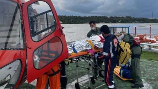 Embarcação vira com 5 turistas a bordo em Alagoas.