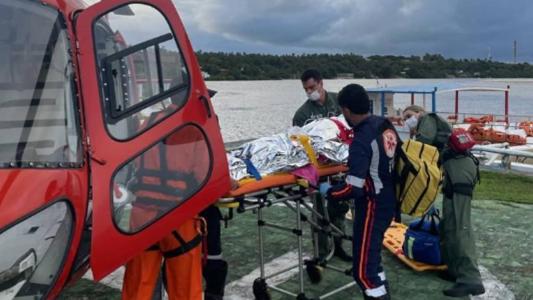Embarcação vira com 5 turistas a bordo em Alagoas.