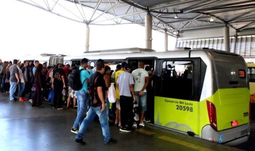 Vista de pessoas embarcando em ônibus do Move de Belo Horizonte