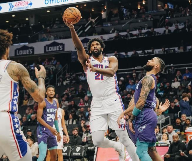 NBA: Joel Embiid alcança marca histórica em noite movimentada na liga
