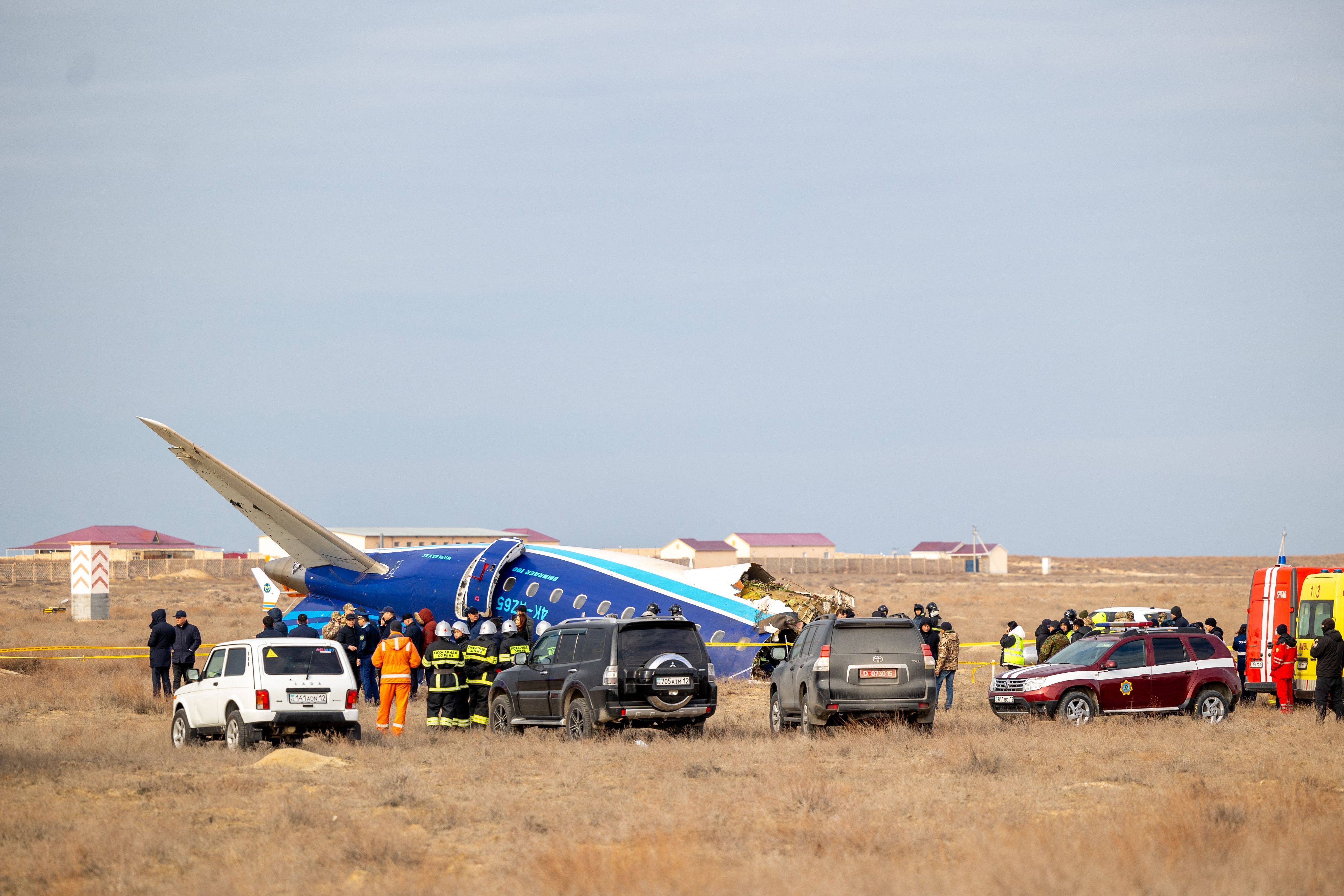 Queda de avião no Cazaquistão, fabricado pela Embraer, deixa ao menos 38 mortos
