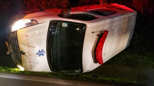 Embriagado, homem furta e capota ambulância em Pouso Novo (RS), afirma polícia.