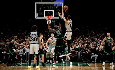 Wembanyama em arremesso durante Celtics 95 x 100 Spurs, pela temporada 2025/2026 da NBA